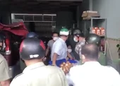 Vợ chồng bán rau vi phạm Chỉ thị 16 đôi co dữ dội với lực lượng chức năng