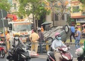 Ô tô lật ngửa sau khi tông biển báo, tài xế may mắn bị xây xát