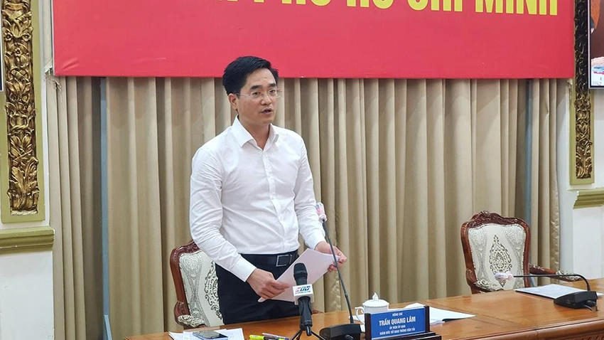 Giám đốc Sở GTVT Trần Quang Lâm báo cáo tại hội nghị. Ảnh: NGUYỄN YÊN Giám đốc Sở GTVT Trần Quang Lâm báo cáo tại hội nghị. Ảnh: NGUYỄN YÊN