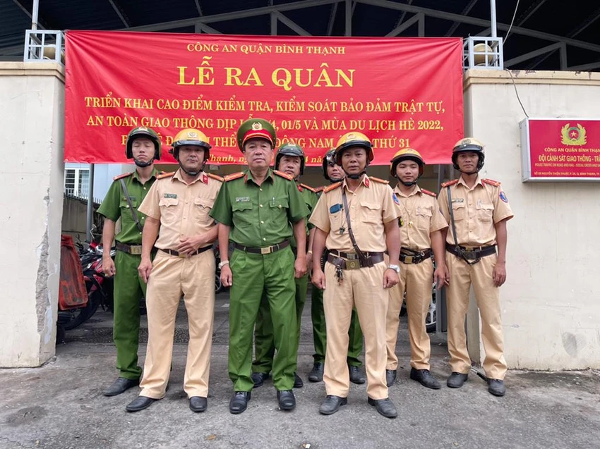 Thượng tá Nguyễn Văn Chính, Phó trưởng Công an quận Bình Thạnh tham dự lễ ra quân.