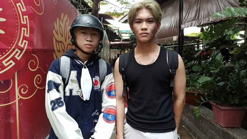 Hai sinh viên hô hoán kịp cứu cô gái đang chới với giữa dòng nước. Ảnh: ĐC Hai sinh viên hô hoán kịp cứu cô gái đang chới với giữa dòng nước. Ảnh: ĐC