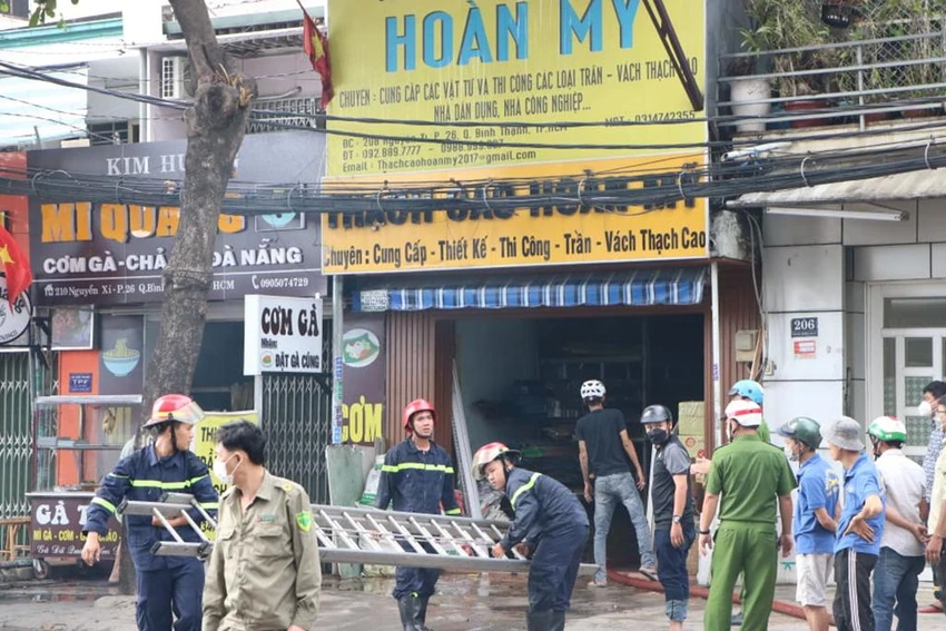 Lực lượng chức năng tiếp cận đám cháy. Ảnh: ĐC Lực lượng chức năng tiếp cận đám cháy. Ảnh: ĐC