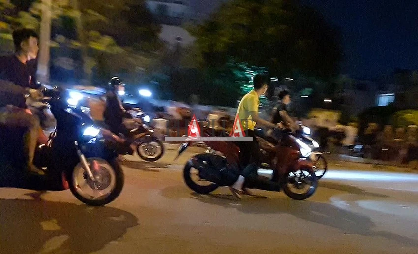 Các "quái xế" dàn hàng chuẩn bị so kè tốc độ. Ảnh: NGUYỄN YÊN Các "quái xế" dàn hàng chuẩn bị so kè tốc độ. Ảnh: NGUYỄN YÊN