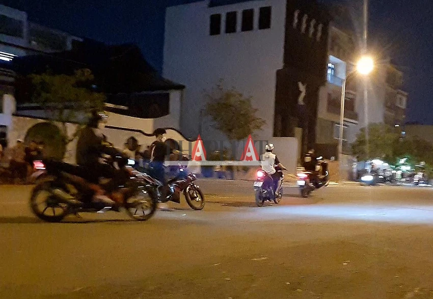 Một "tay nài" bốc đầu xe khi đang tổ chức đua xe. Ảnh: NGUYỄN YÊN Một "tay nài" bốc đầu xe khi đang tổ chức đua xe. Ảnh: NGUYỄN YÊN