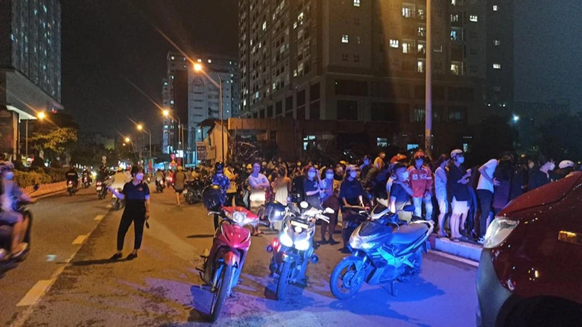 Hàng trăm người dân hiếu kỳ theo dõi vụ việc. Ảnh: ĐC Hàng trăm người dân hiếu kỳ theo dõi vụ việc. Ảnh: ĐC