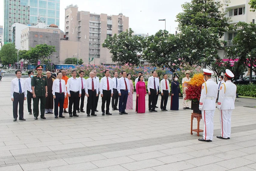 Đoàn lãnh đạo TP.HCM dâng hoa tại công viên tượng đài Chủ tịch Hồ Chí Minh. Ảnh: NGUYỄN YÊN