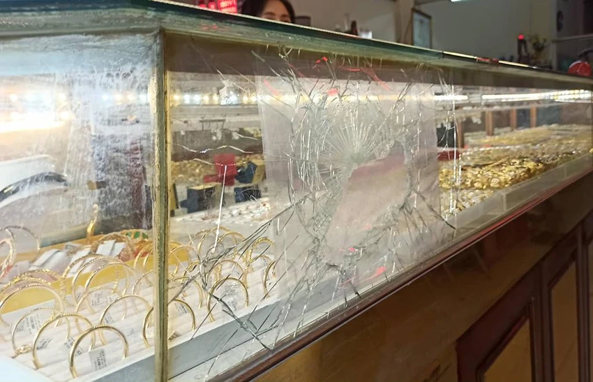 Cường dùng búa đập vỡ tủ kính trưng bày vàng rồi lấy đi hai vòng tay và tẩu thoát. Ảnh: ĐC