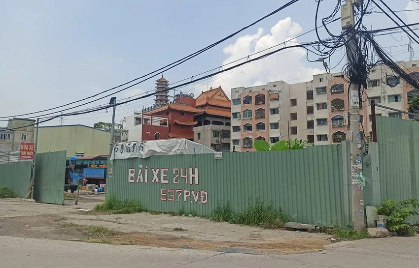 Bãi xe nơi Ngọc xuống xe vào sáng 6-6. Ảnh: ĐC Bãi xe nơi Ngọc xuống xe vào sáng 6-6. Ảnh: ĐC
