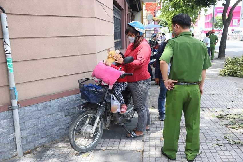 Bé gái hoảng loạn sau sự việc. Ảnh: ĐC