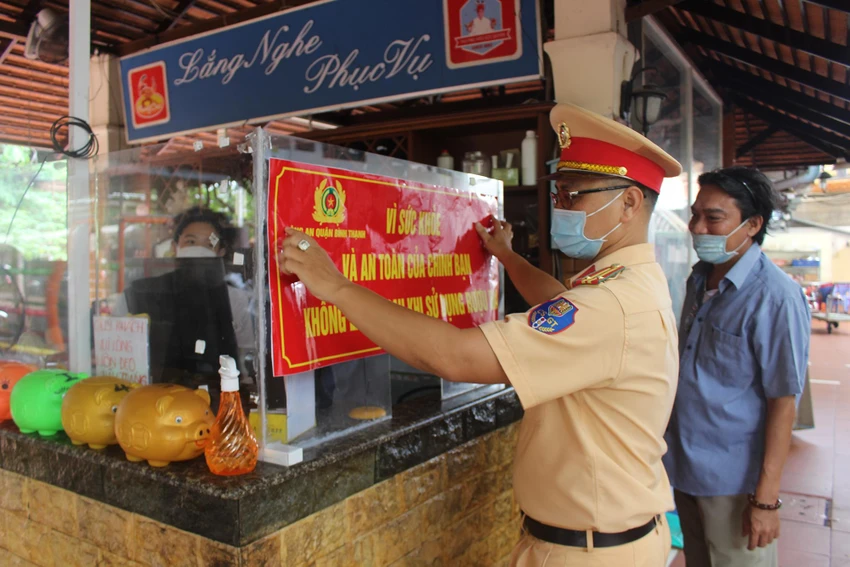 Sau một tháng tuyên truyền lực lượng công an sẽ ra quân kiểm tra, nếu phát hiện cơ sở nào vi phạm theo cam kết sẽ xử lý. Ảnh: NGUYỄN YÊN Sau một tháng tuyên truyền lực lượng công an sẽ ra quân kiểm tra, nếu phát hiện cơ sở nào vi phạm theo cam kết sẽ xử lý. Ảnh: NGUYỄN YÊN