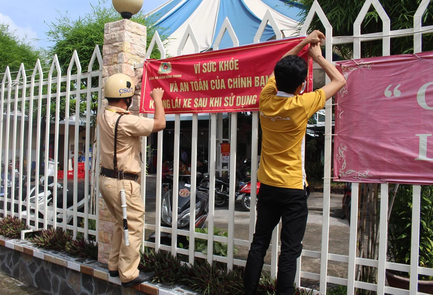 Treo băng rôn tuyên truyền tại các quán nhậu trên địa bàn quận Bình Thạnh. Ảnh: NGUYỄN YÊN Treo băng rôn tuyên truyền tại các quán nhậu trên địa bàn quận Bình Thạnh. Ảnh: NGUYỄN YÊN