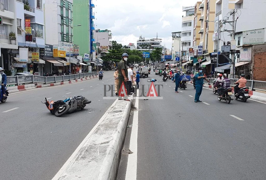 Nạn nhân được đưa đi cấp cứu nhưng không qua khỏi. Ảnh: NGUYỄN YÊN Nạn nhân được đưa đi cấp cứu nhưng không qua khỏi. Ảnh: NGUYỄN YÊN