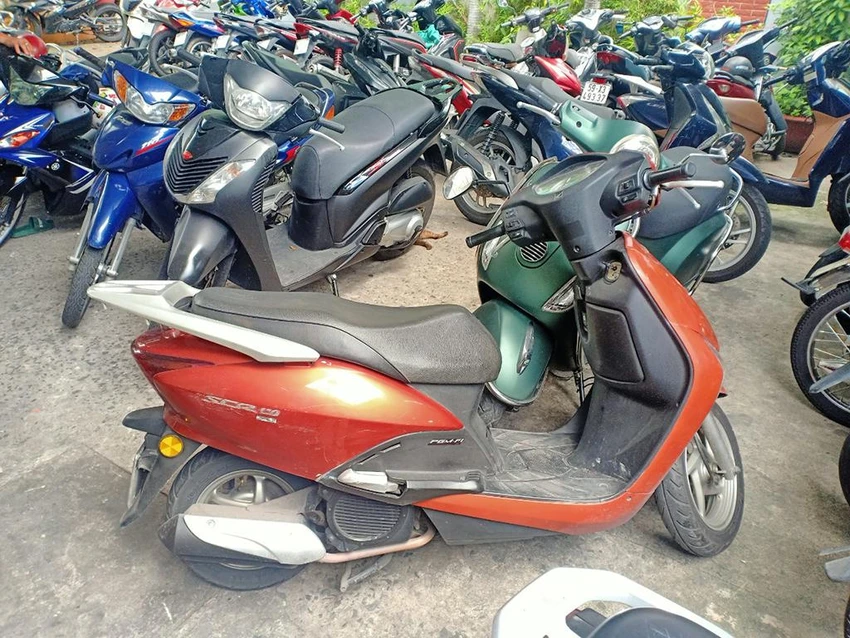 Chiếc xe máy BKS 47M7 – 7036 dùng để gây án. Ảnh: ĐC Chiếc xe máy BKS 47M7 – 7036 dùng để gây án. Ảnh: ĐC