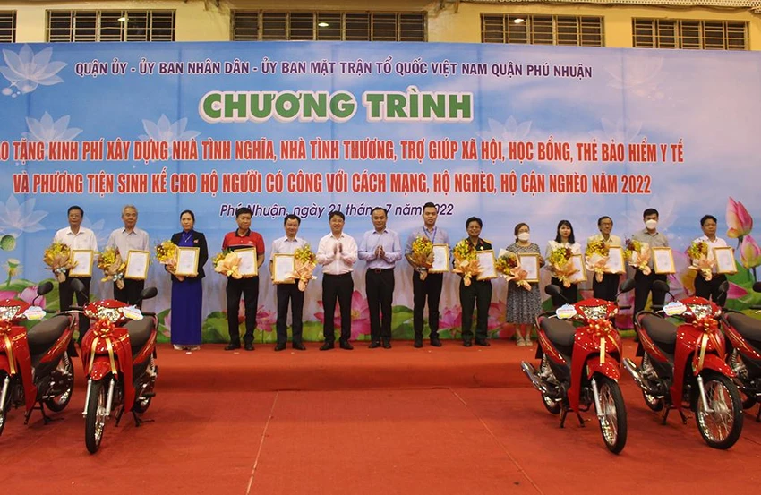 Lãnh đạo quận Phú Nhuận trao bằng khen cho các nhà tài trợ chương trình. Ảnh: NGUYỄN YÊN Lãnh đạo quận Phú Nhuận trao bằng khen cho các nhà tài trợ chương trình. Ảnh: NGUYỄN YÊN