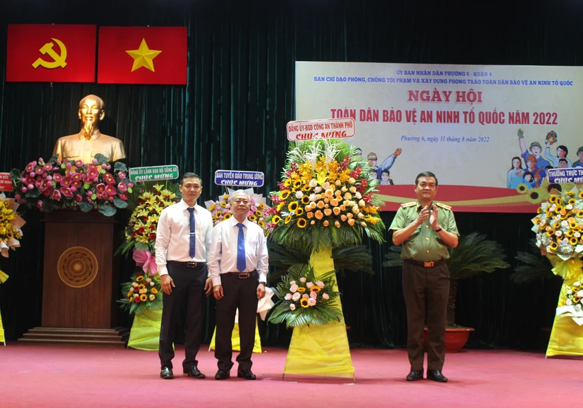 Công an TP.HCM chúc mừng phường 6, quận 4 đạt nhiều thành tích trong xây dựng phong trào Toàn dân bảo vệ an ninh tổ quốc. Ảnh: NGUYỄN YÊN Công an TP.HCM chúc mừng phường 6, quận 4 đạt nhiều thành tích trong xây dựng phong trào Toàn dân bảo vệ an ninh tổ quốc. Ảnh: NGUYỄN YÊN