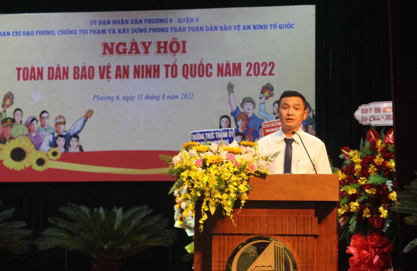 Ông Lê Phan Trọng Hiếu, Phó Chủ tịch UBND phường 6, quận 4 báo cáo tại buổi lễ. Ảnh: NGUYỄN YÊN Ông Lê Phan Trọng Hiếu, Phó Chủ tịch UBND phường 6, quận 4 báo cáo tại buổi lễ. Ảnh: NGUYỄN YÊN