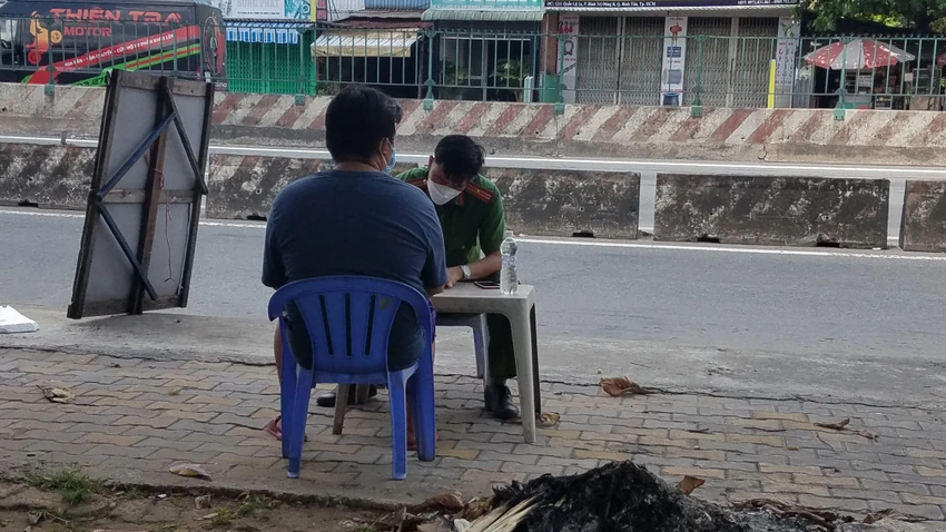 Công an làm việc với người phát hiện thi thể. Ảnh: HT