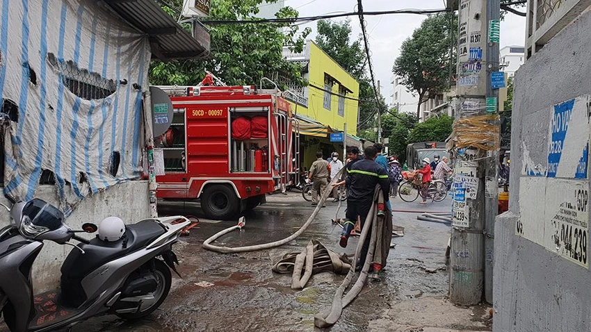 Lực lượng Cảnh sát PCCC tham gia dập lửa. Ảnh: NGUYỄN YÊN