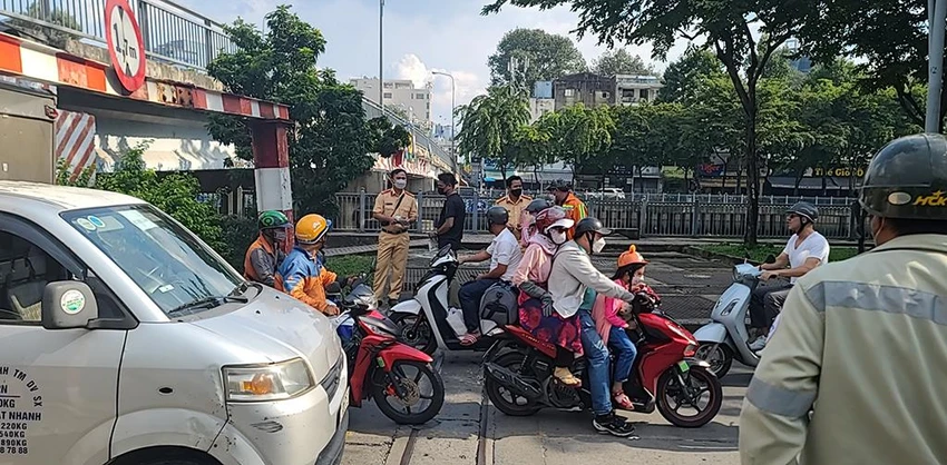 Lực lượng chức năng xử lý hiện trường. Ảnh: ĐC Lực lượng chức năng xử lý hiện trường. Ảnh: ĐC