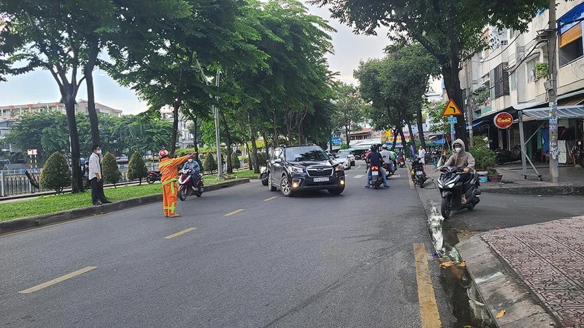 Các phương tiện được yêu cầu chuyển lộ trình do sự cố. Ảnh: ĐC Các phương tiện được yêu cầu chuyển lộ trình do sự cố. Ảnh: ĐC