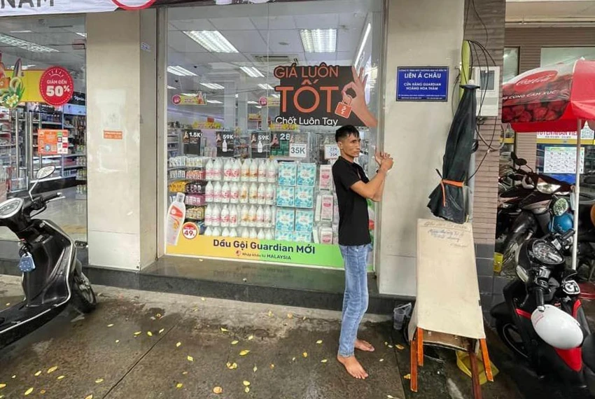 Học tại một cửa hàng đã trộm. Ảnh: ĐC Học tại một cửa hàng đã trộm. Ảnh: ĐC