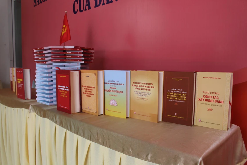 Các sách về bảo vệ nền tảng tư tưởng Đảng trưng bày tại hội nghị. Ảnh: NGUYỄN YÊN Các sách về bảo vệ nền tảng tư tưởng Đảng trưng bày tại hội nghị. Ảnh: NGUYỄN YÊN