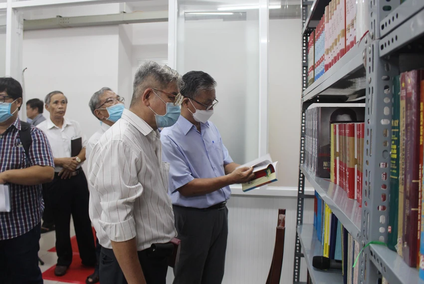 Người dân tìm hiểu một số sách về xây dựng Đảng tại hội nghị. Ảnh: NGUYỄN YÊN Người dân tìm hiểu một số sách về xây dựng Đảng tại hội nghị. Ảnh: NGUYỄN YÊN