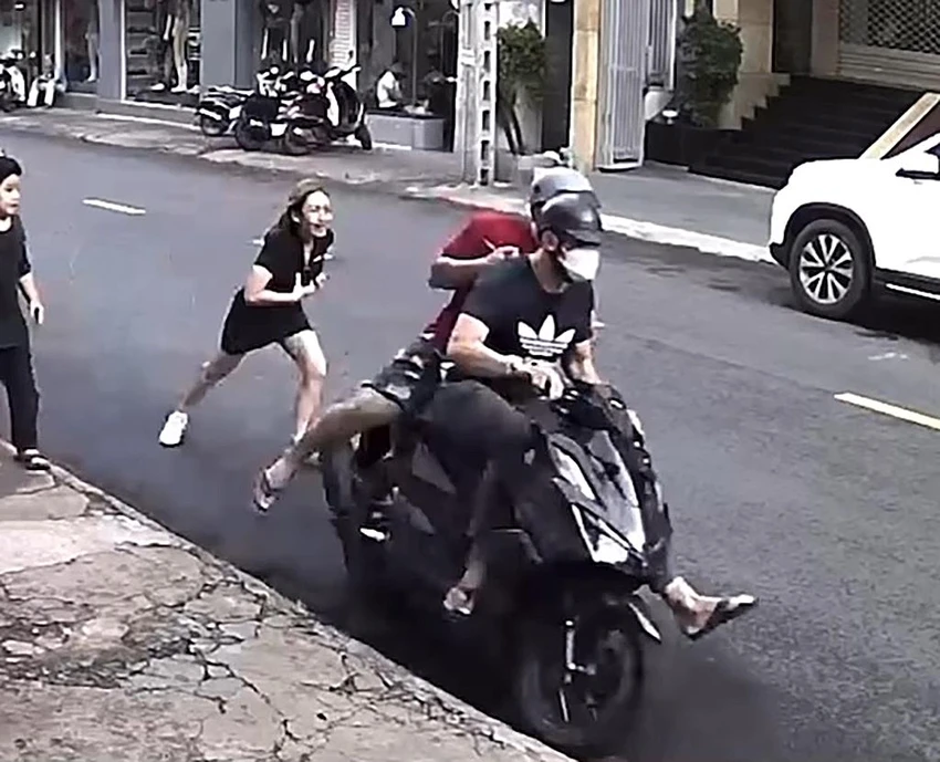 Nạn nhân đuổi theo nhưng bất thành. Nạn nhân đuổi theo nhưng bất thành.