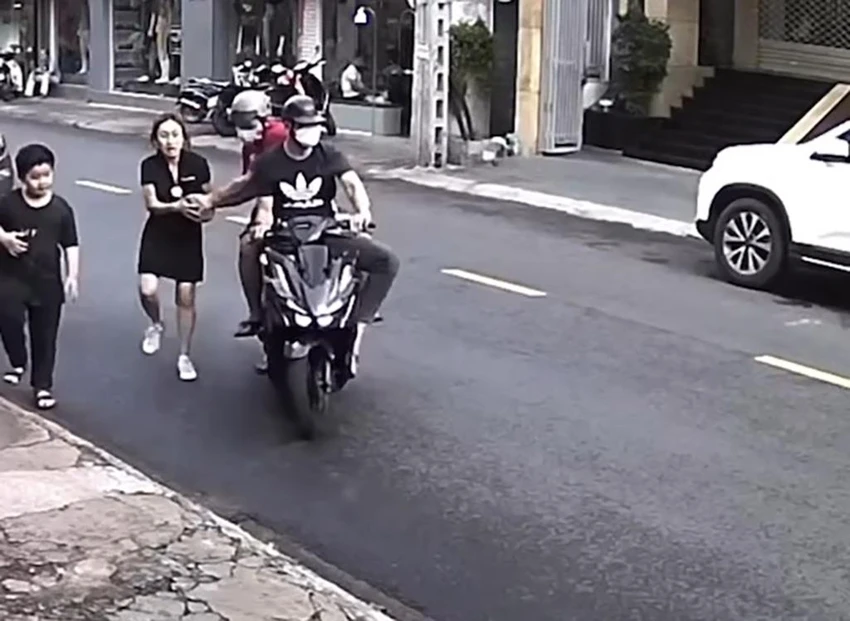 Hình ảnh hai thanh niên áp sát giật điện thoại của chị V. được camera ghi lại. Ảnh cắt từ clip Hình ảnh hai thanh niên áp sát giật điện thoại của chị V. được camera ghi lại. Ảnh cắt từ clip
