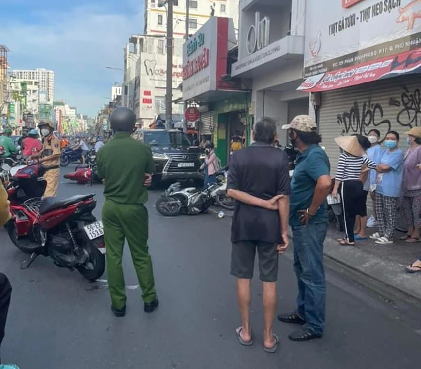 Xe ô tô 'lùa' 5 xe máy đang dừng mua nước mía, nhiều người bị thương ảnh 3 Xe ô tô 'lùa' 5 xe máy đang dừng mua nước mía, nhiều người bị thương ảnh 3