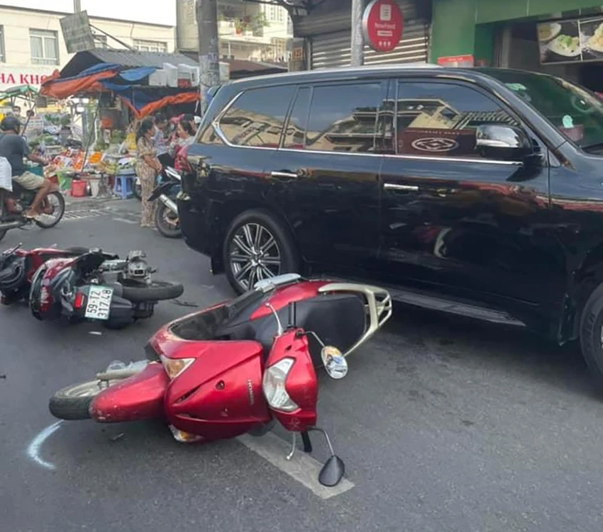 Nhiều xe máy bị tông hư hỏng. Ảnh: ĐC Nhiều xe máy bị tông hư hỏng. Ảnh: ĐC