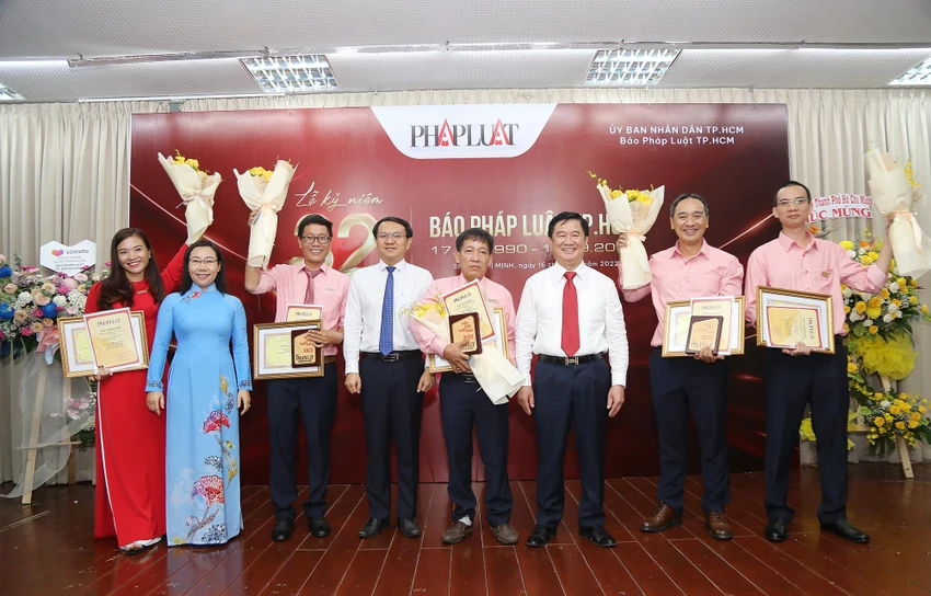 Trao giải cho 3 phóng viên đoạt Giải Cây bút xuất sắc 2022 và các ứng viên vào vòng chung khảo. Ảnh: HOÀNG GIANG