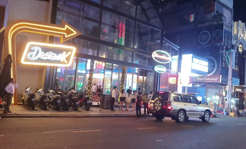 Quán bar Distrist K đón khách vào đêm 4-10 dù đang bị đình chỉ hoạt động. Ảnh: NGUYỄN YÊN
