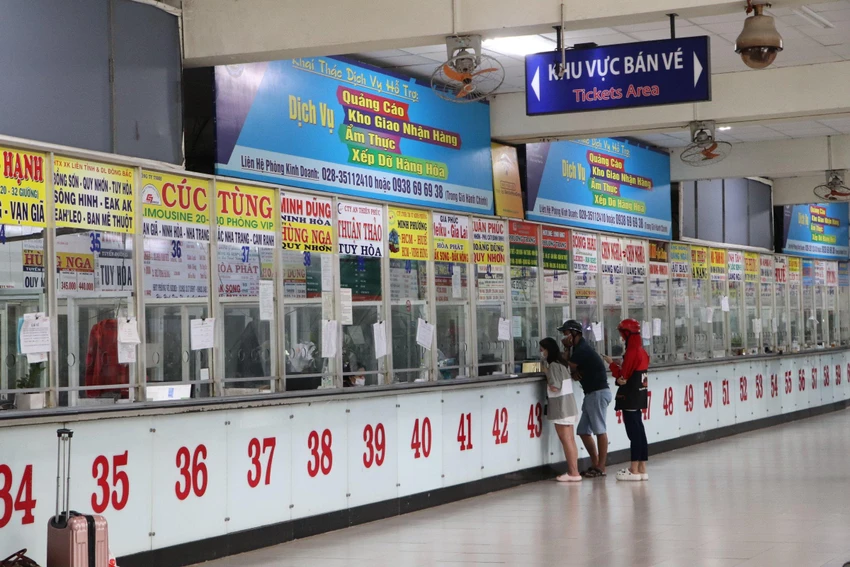 Một gia đình mua vé xe di chuyển về miền Trung. Ảnh: ĐC