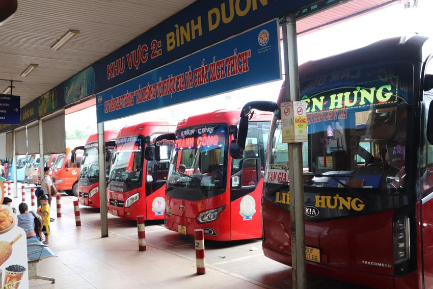 Xe khách đỗ tại nhà chờ trong bến xe Miền Đông cũ. Ảnh: ĐC