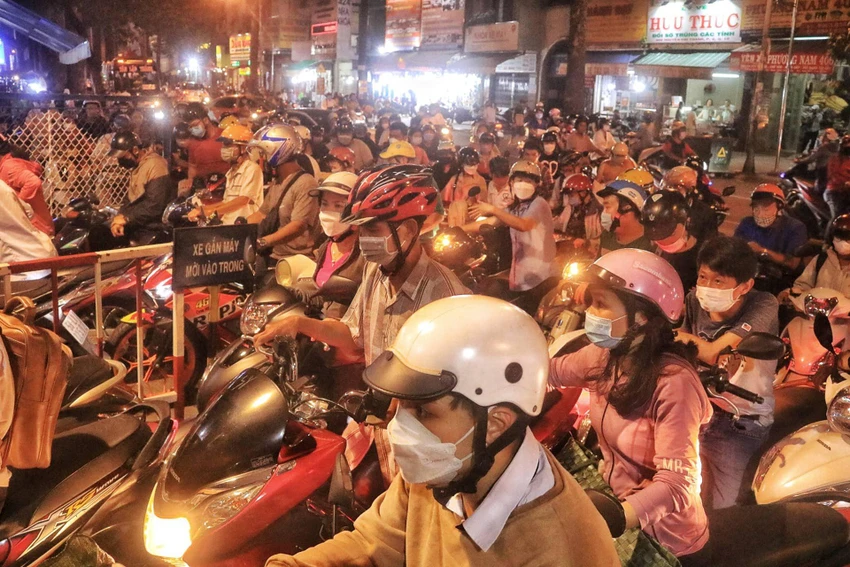 Đến 20 giờ tối, vẫn có rất đông người chờ đến lượt đổ xăng.