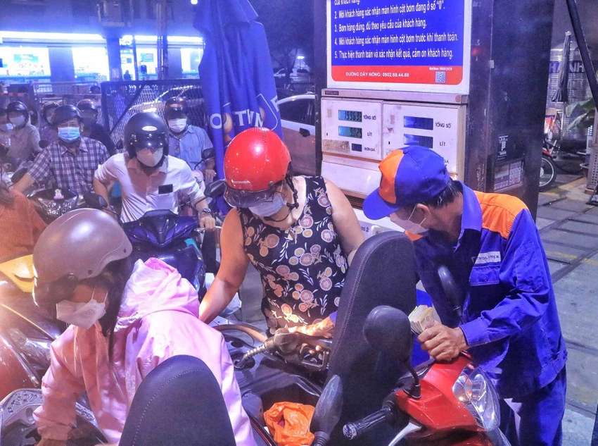Nhân viên cây xăng làm việc cật lực trong tối 10-10 do nhu cầu người dân tăng cao.