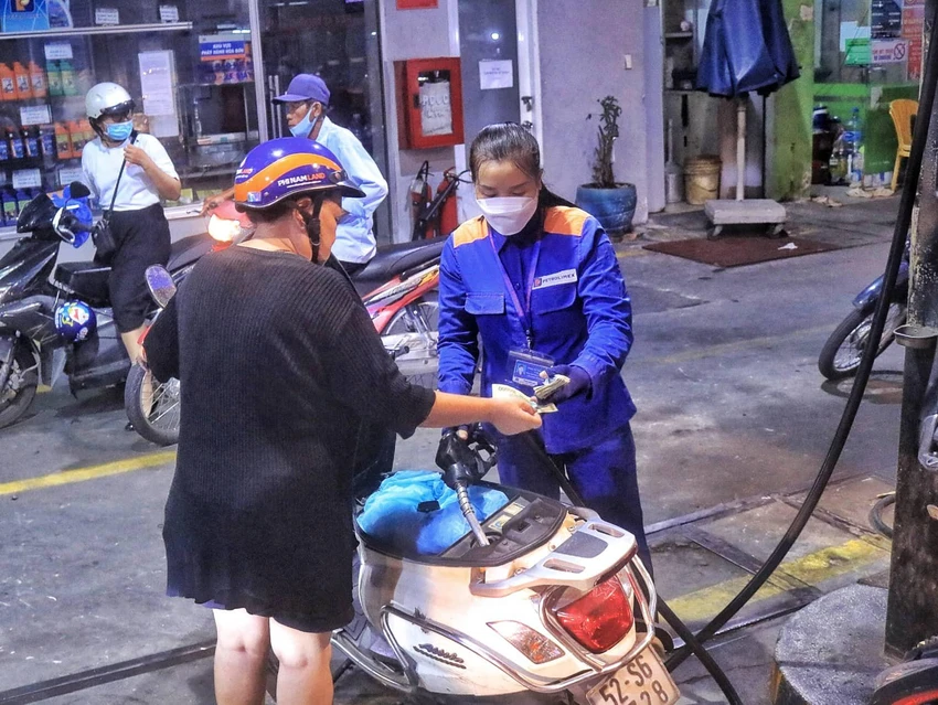 Người dân được đổ xăng đầy bình sau một khoảng thời gian chờ đợi.