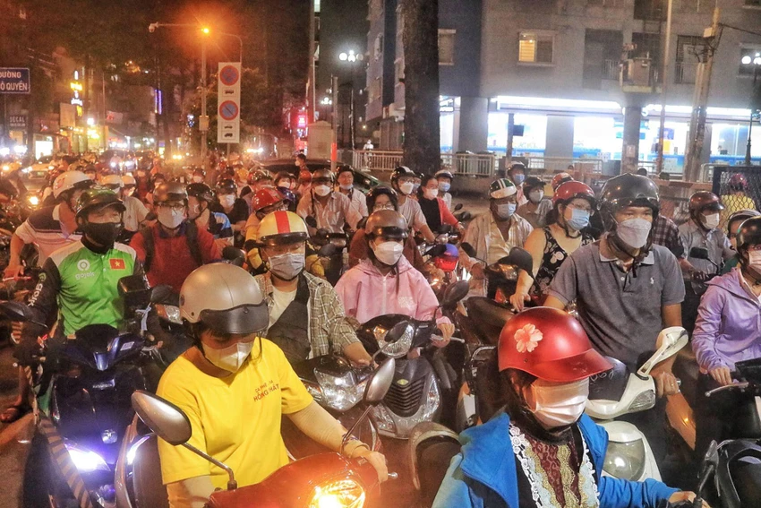 Dòng người xếp hàng chờ đợi đổ xăng.