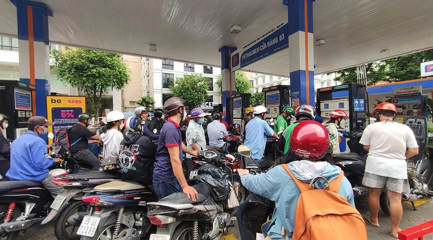Đông đảo người dân xếp hàng chờ được mua xăng. Ảnh: NY