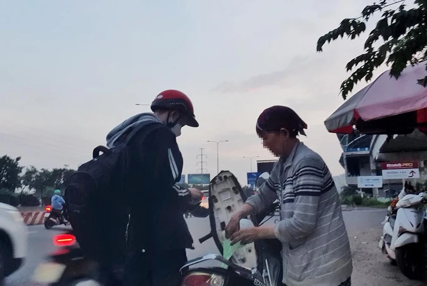 Người phụ nữ đổ xăng cho một vị khách chiều 10-10. Ảnh: NY Người phụ nữ đổ xăng cho một vị khách chiều 10-10. Ảnh: NY