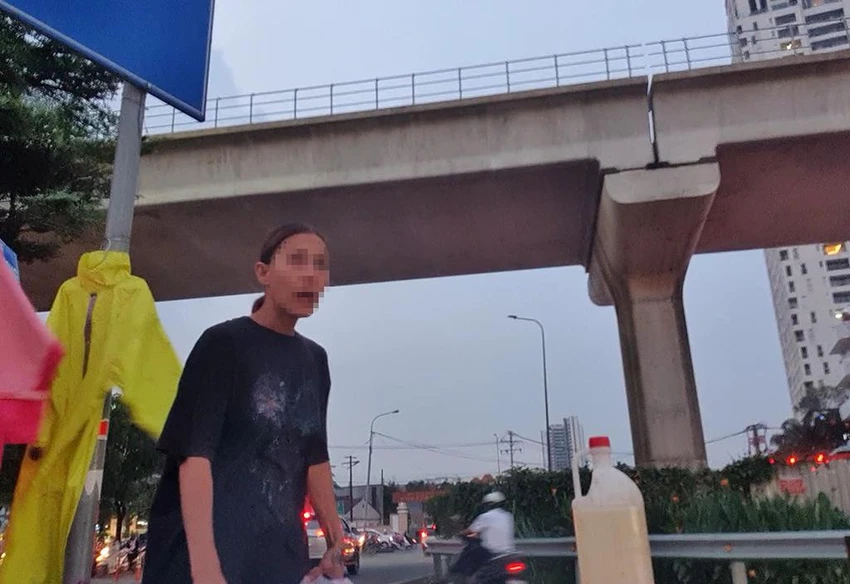 Người phụ nữ bán xăng giá 30 nghìn đồng/ lít nhưng vẫn có rất đông người mua. Ảnh: NY Người phụ nữ bán xăng giá 30 nghìn đồng/ lít nhưng vẫn có rất đông người mua. Ảnh: NY
