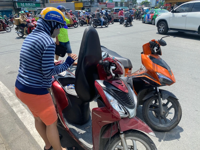 Hai xe máy hư hỏng sau tai nạn. Ảnh: ĐC Hai xe máy hư hỏng sau tai nạn. Ảnh: ĐC