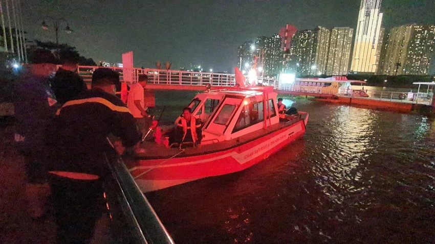 Cảnh sát tổ chức lặn tìm nạn nhân. Ảnh: NGUYỄN YÊN Cảnh sát tổ chức lặn tìm nạn nhân. Ảnh: NGUYỄN YÊN