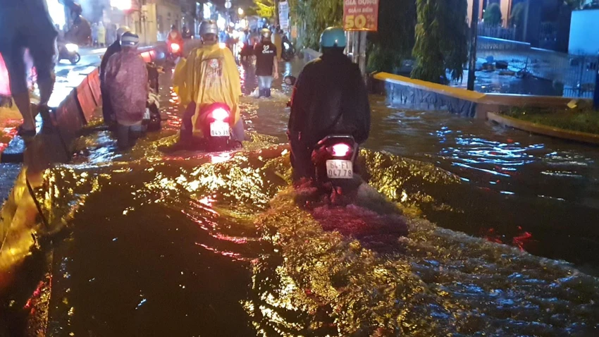 Nước dâng cao quá nửa bánh xe. Nước dâng cao quá nửa bánh xe.