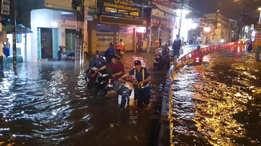 Hàng loạt xe máy chết máy do nước ngập. Hàng loạt xe máy chết máy do nước ngập.