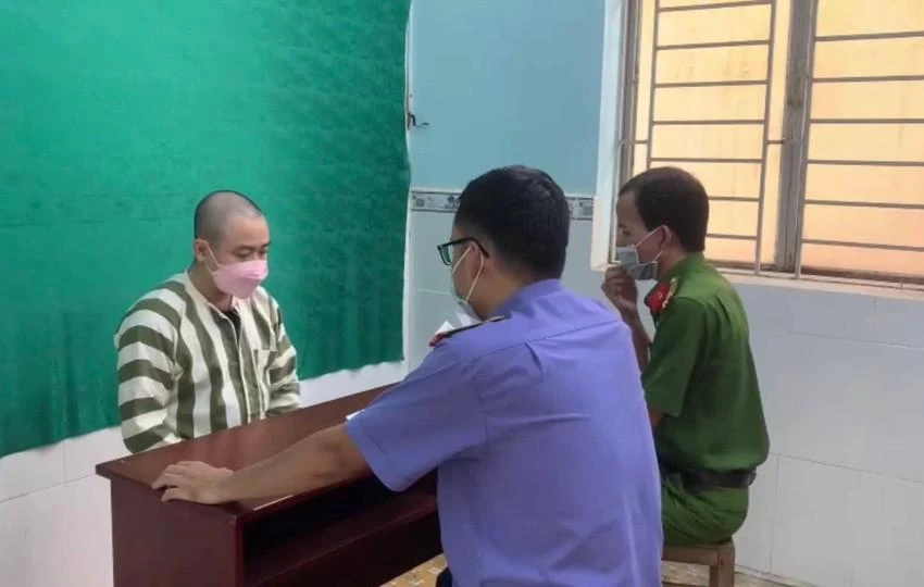 Trần Hữu Tín tại cơ quan công an. Ảnh: CA Trần Hữu Tín tại cơ quan công an. Ảnh: CA