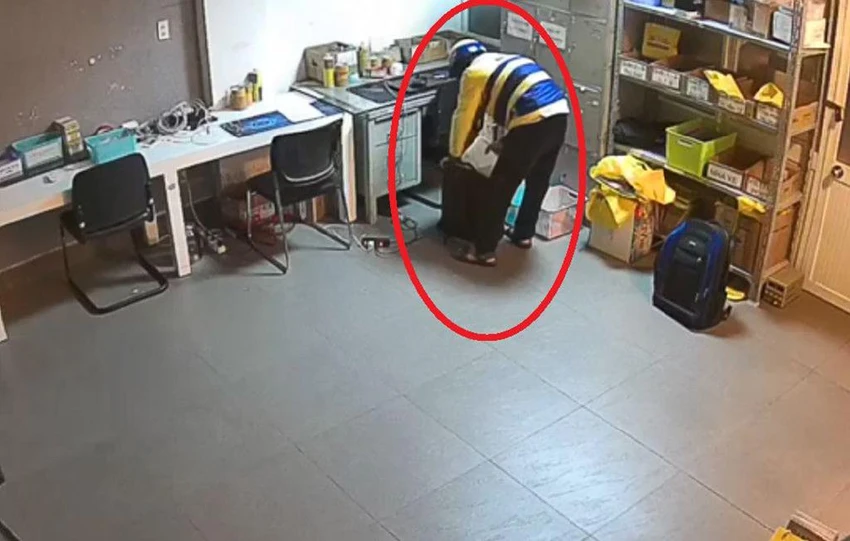 Hình ảnh Nhật mặc áo khoác xe ôm công nghệ vào công ty trộm tài sản bị camera ghi lại. Ảnh: ĐC Hình ảnh Nhật mặc áo khoác xe ôm công nghệ vào công ty trộm tài sản bị camera ghi lại. Ảnh: ĐC