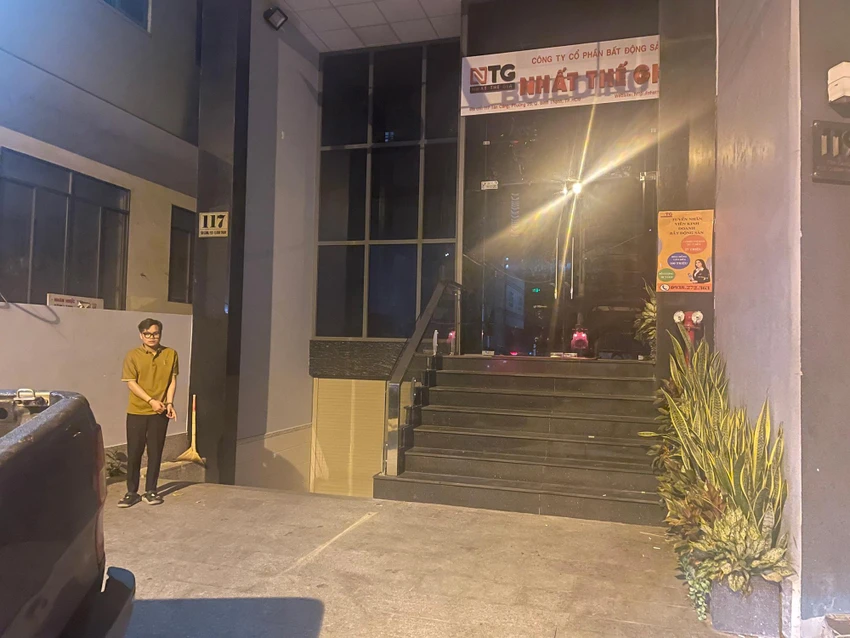 Sơn ăn mặc bảnh bao đến công ty sớm, qua mặt bảo vệ để lên công ty trộm tài sản.