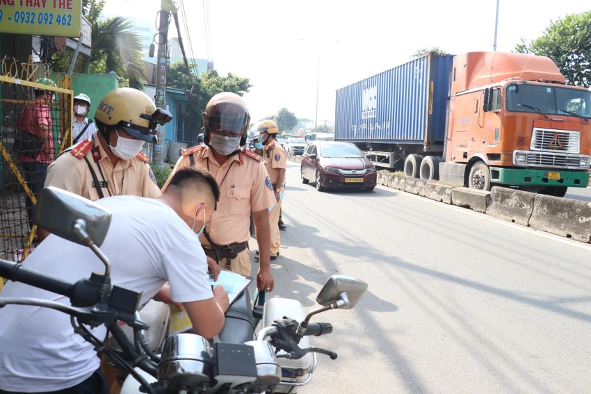 CBCS Đội CSGT An Sương đang xử lý vi phạm trên tuyến Quốc lộ 22. CBCS Đội CSGT An Sương đang xử lý vi phạm trên tuyến Quốc lộ 22.